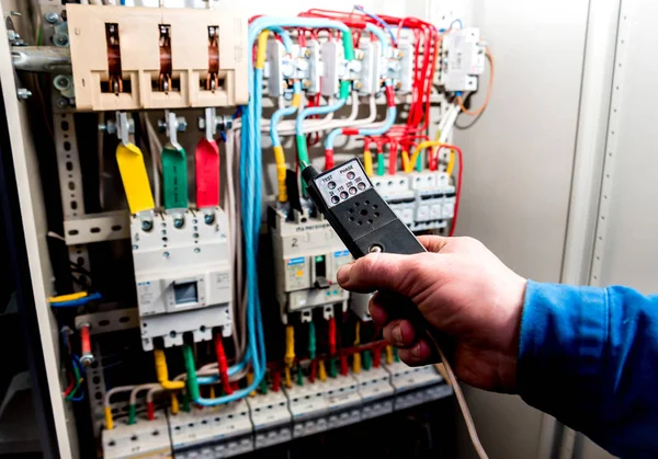 Matériel Électrique Testeur Dans Les Mains — Photo