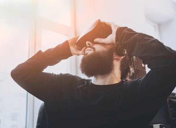 Joven Con Barba Con Gafas Realidad Virtual Oficina — Foto de Stock