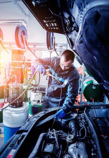 Cambio de aceite del motor. Reparación coche . — Foto de Stock