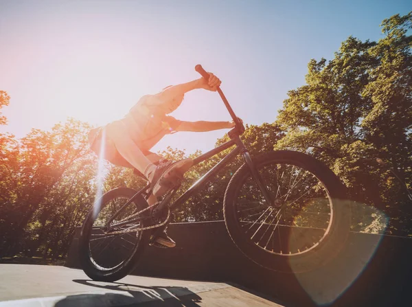 Genç Bmx sürücüsü hileci vasıl skatepark gerçekleştirme.