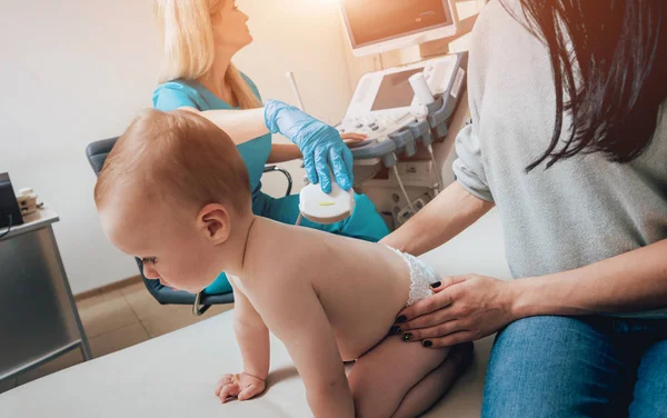 Lékař Dítě Dívka Matkou Ultrazvukové Diagnostice Lékařské Vybavení Sonografie — Stock fotografie