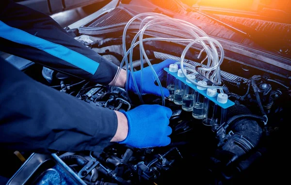 Limpieza de inyectores de motor. Reparación coche . — Foto de Stock