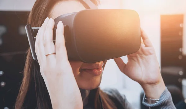 Chica Bastante Joven Con Gafas Realidad Virtual Oficina — Foto de Stock