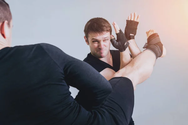 Jóvenes Luchadores Practicando Contra Una Pared Blanca Estudio — Foto de Stock