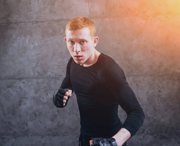 Junge Kämpferin Posiert Studio Vor Grauer Wand — Stockfoto