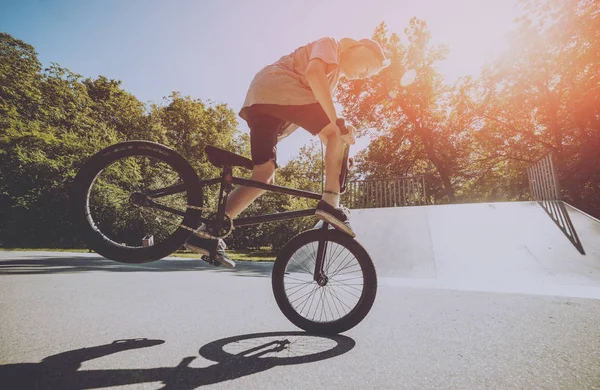 Jovem Bmx Piloto Realizando Truques Skatepark — Fotografia de Stock