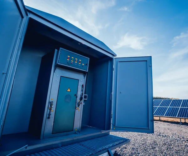 インバーターとエネルギーのビル 太陽電池公園 — ストック写真