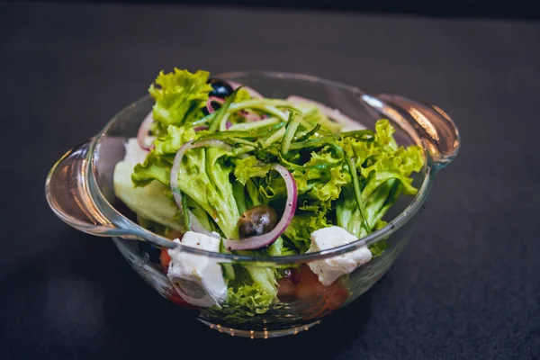 Blattsalat Mit Oliven Und Käse Feta — Stockfoto