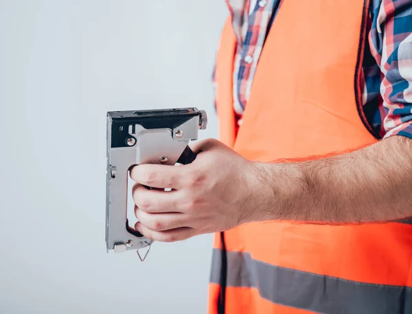 Immagine Ritagliata Lavoratore Uomo Possesso Strumento Ristrutturazione Della Casa Sfondo — Foto Stock