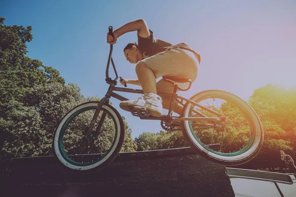 Αναβάτη Bmx Εκτελεί Κόλπα Στο Skatepark — Φωτογραφία Αρχείου