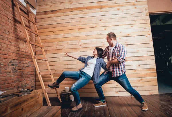 Una Pareja Feliz Haciendo Reparaciones Casa Renovación Del Hogar — Foto de Stock