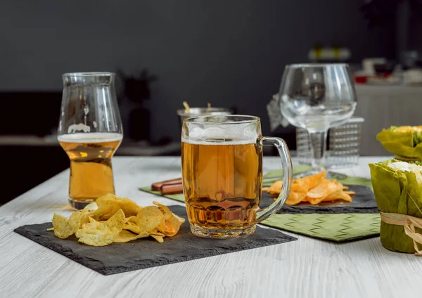 Bira ve büyük beyaz masanın üzerindeki fişlere. Restoran