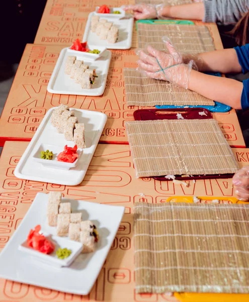 Los Niños Preparan Sushi Panecillos Master Class Restaurante — Foto de Stock