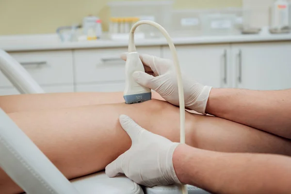 Paciente Con Médico Ortopedista Consultorio Sonografía Rodilla — Foto de Stock