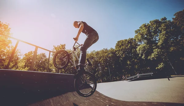 Young Bmx Rider Performing Tricks Skatepark — Stock Photo, Image