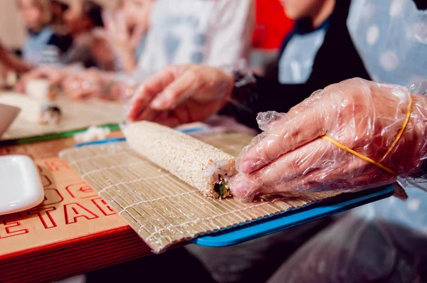 Los Niños Preparan Sushi Panecillos Master Class Restaurante — Foto de Stock