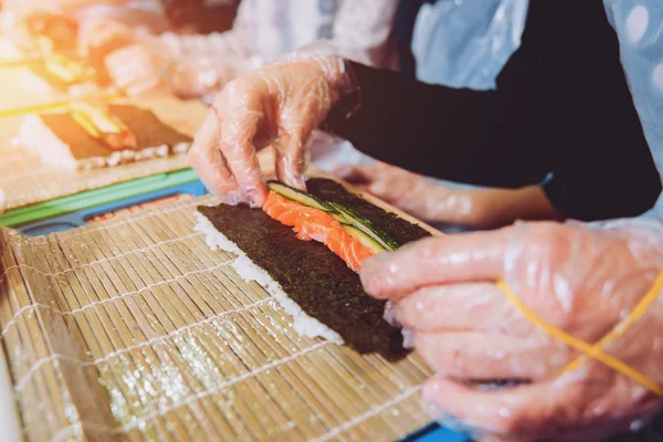 Dzieci Przygotowują Sushi Rolkach Master Klasy Restauracji — Zdjęcie stockowe