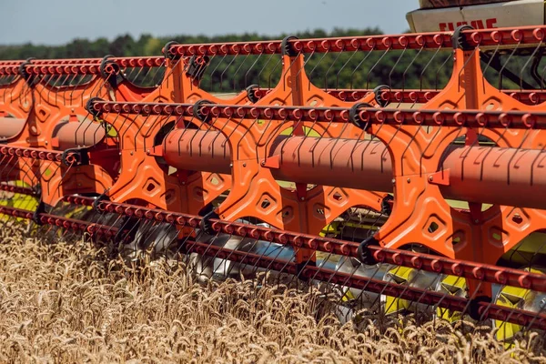 Combineer Harvester Actie Tarweveld Proces Van Verzamelen Van Een Rijpe — Stockfoto