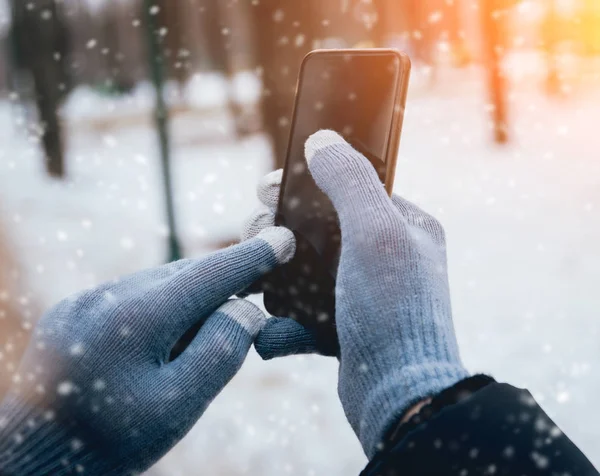 Чоловік Використовує Смартфон Сірими Рукавичками Сенсорних Екранів Взимку — стокове фото