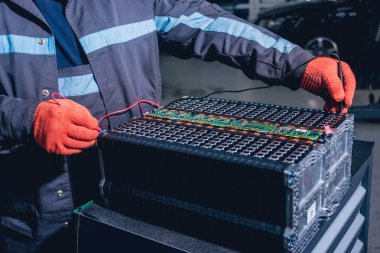 Elecric motorlu pilleri şarj. Pil bir elektrikli araç motorunun sökülmesi. Araba Servisi