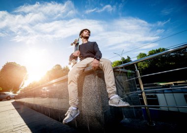 Pratik ve sokaklarda atlama kaykaycı