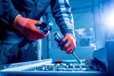 Araçları ellerinde. Oto Tamir Servisi. 