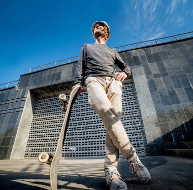 Pratik ve sokaklarda atlama kaykaycı