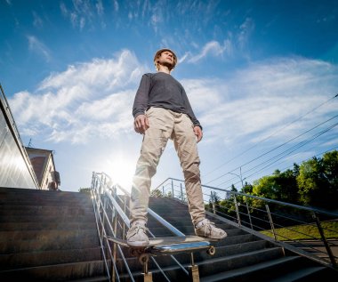 Pratik ve sokaklarda atlama kaykaycı