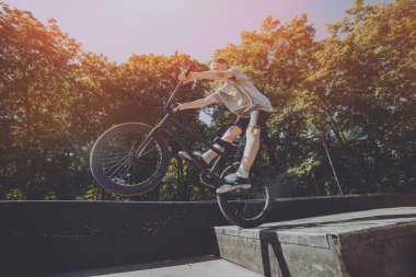 Genç Bmx sürücüsü hileci vasıl skatepark gerçekleştirme.