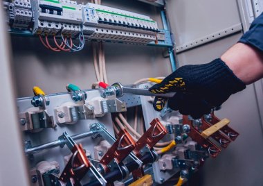Elektrik kutusuna anahtarları test elektrikçiler eller. Sigortalar ve Kontaktörler elektrik paneli.