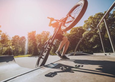 Genç Bmx sürücüsü hileci vasıl skatepark gerçekleştirme.