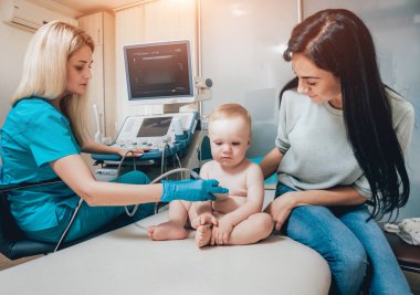 Anne olarak ultrason Tanı ile doktor ve bebek kız. Tıbbi malzeme. Ultrason.