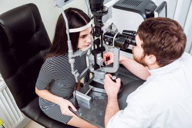 Lamba muayene kesti. Biomicroscopy anterior göz parçasının. Temel göz muayenesinde. Kontakt lensler Check-up.