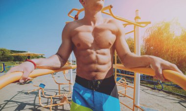 Eğitim ve egzersiz açık havada şehirde yapıyor genç atlet.