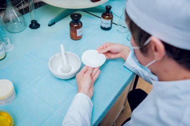 Laboratuvar çalışmalarında bilim teknisyeni. Tıbbi geçmişi