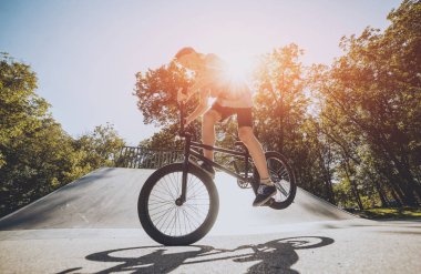 Bmx sürücüsü hileci vasıl skatepark gerçekleştirme.