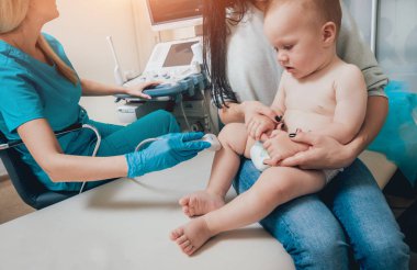 Anne olarak ultrason Tanı ile doktor ve bebek kız. Tıbbi malzeme. Ultrason.