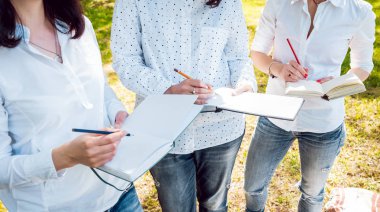 Genç güzel kız Notebook Park.