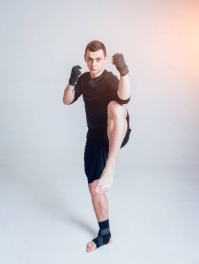 Genç savaşçı Studio gri duvar önce poz