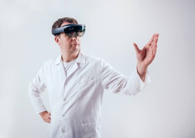 Doktor kullanır gerçeklik gözlükleri artar. Modern teknoloji