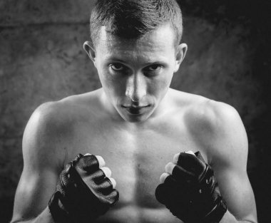 Genç savaşçı Studio gri duvar önce poz