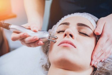 Genç kız Spa'da rahatlatıcı bir şey. Physiotheraphy.
