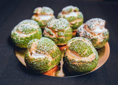 Plaka üzerinde yeşil sır profiterol