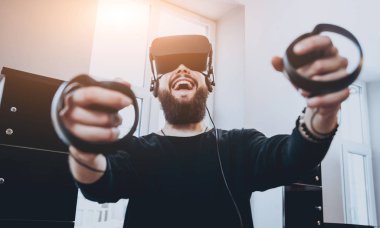 Sanal gerçeklik giyen genç adam ofiste gözlükler.