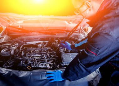 Kızılötesi Lazer termometre elinde. Motor Sıcaklık ölçümü