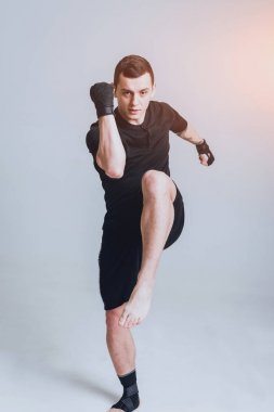 Genç savaşçı Studio gri duvar önce poz