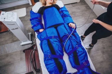 Pressotherapy Güzellik Merkezi kadında makinede. Kozmetik tıp cihazları