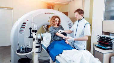 Doktor ve hasta hastanede bilgisayarlı tomografi odasında. Tıbbi donatımı. 