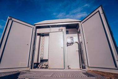 İnverter ve mağaza enerji bina. Güneş pili park.