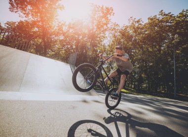 Genç Bmx sürücüsü hileci vasıl skatepark gerçekleştirme.